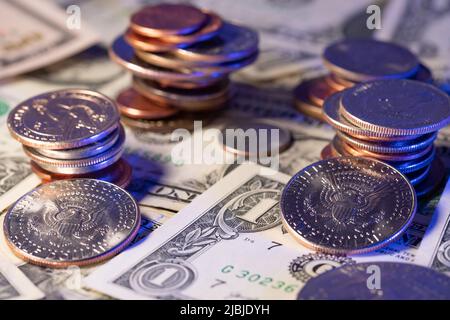 Accumulò monete in dollari sulla parte superiore delle banconote in dollari. Monete torreggianti da centesimi a moneta da mezzo dollaro Foto Stock