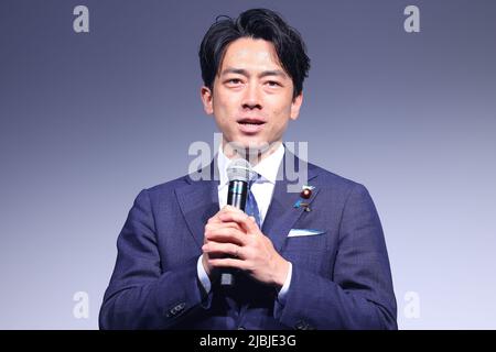 Shinjiro Koizumi partecipa a un evento per promuovere un nuovo servizio di taxi Uber a Yokosuka il 6 giugno 2022 nella prefettura di Kanagawa, in Giappone. Cinque compagnie di taxi renderanno i loro veicoli disponibili per il noleggio tramite l'app Uber nelle vicinanze della base della Marina degli Stati Uniti a Yokusuka. Credit: Pasya/AFLO/Alamy Live News Foto Stock