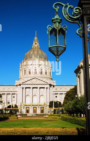 Il municipio di San Francisco sorge nel centro amministrativo della città Foto Stock