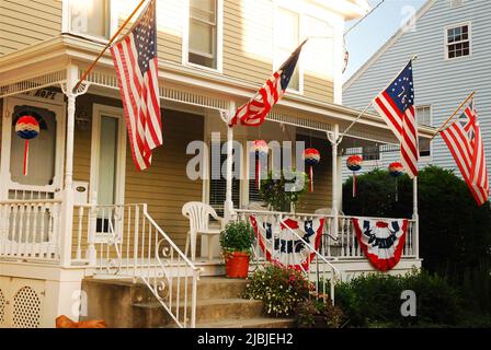 Una casa a Bristol Rhode Island è decorata con bandiere americane e coniglietti rossi, bianchi e blu il 4 luglio Foto Stock