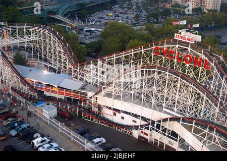 Una vista aerea del Cyclone, una delle montagne russe più famose, mostra le gocce e le salite a Coney Island, Brooklyn, New York City Foto Stock