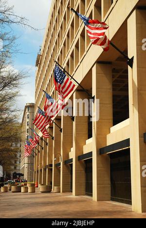 Bandiere americane volano sopra l'entrata al J Edgar Hoover Building, il quartier generale dell'FBI, a Washington, DC Foto Stock