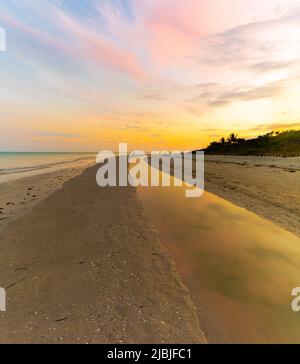 Riflessione al tramonto sulla Tide Pool a Lighthouse Beach, Lighthouse Beach Park, Sanibel Island, Florida, Stati Uniti Foto Stock