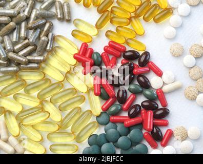 Pillole, compresse e capsule di medicina farmaceutica variopinte e assortite. Integratori vitaminici Foto Stock