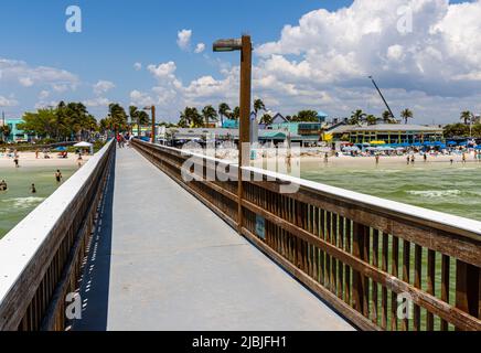 Fort Myers Beach visto dal molo di Fort Myers Beach, Fort Myers Beach, Florida, USA Foto Stock