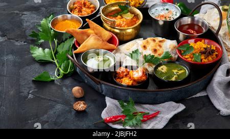 Thali indiani su sfondo scuro. Concetto di cibo tradizionale. Concetto di cibo biologico. Piatti e antipasti di vera cucina. Spazio copia Foto Stock