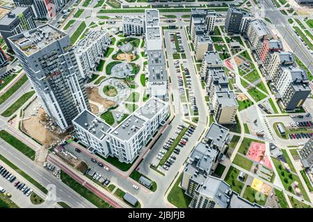 nuovo quartiere residenziale con case-appartamenti e parco giochi per bambini. vista aerea. Foto Stock