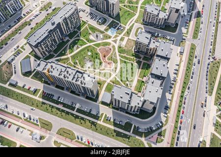 vista aerea di moderni appartamenti in zona residenziale con parco giochi per bambini nel cortile Foto Stock