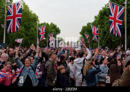 Londra, Greater London, Inghilterra, giugno 04 2022: Concerto giubilare al Mall come folla allietare, bandiere d'onda e catturare l'evento sul loro telefono. Foto Stock