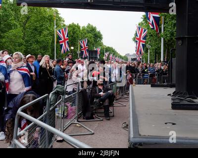 Londra, Grande Londra, Inghilterra, 04 2022 giugno: Concerto Jubilee al Mall. La folla guarda il concerto su uno dei grandi schermi con Union Jacks che vola. Foto Stock