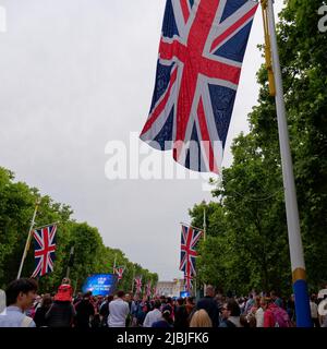 Londra, Greater London, Inghilterra, 04 2022 giugno: Folle sul Mall durante il Concerto Jubilee, Union Jacks Fly e Buckingham Palace è alle spalle. Foto Stock