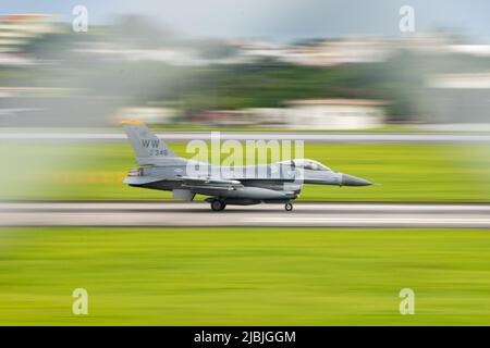 Un US Air Force F-16 Fighting Falcon assegnato al 14th Fighter Squadron presso la Misawa Air base decade dalla pista di Kadena Air base, Giappone, 3 giugno 2022. Garantire la prontezza e la letalità sono essenziali per generare una dissuasione credibile in un ambiente di sicurezza sempre più complesso e altamente impegnativo. (STATI UNITI Air Force foto di Airman 1st Classe Cesar J. Navarro) Foto Stock