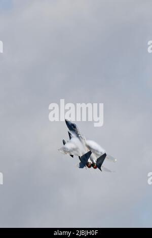 Una F-15C Eagle dell'aeronautica degli Stati Uniti, assegnata all'ala del caccia del 104th, decolla il 3 giugno 2022, alla base della Guardia Nazionale dell'aria di Barnes, Massachusetts. Il 104FW è addestrato a fornire un allarme di controllo aerospaziale 24 ore su 24, fornendo combattenti armati F-15 pronti a lottare con un preavviso di un momento per proteggere gli Stati Uniti nord-orientali da qualsiasi minaccia aerea. (STATI UNITI Foto della Guardia Nazionale dell'aria dello staff Sgt. Hanna Smith) Foto Stock