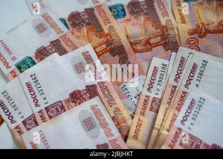 Banconote in rubli sparse, vista dal primo piano Foto Stock