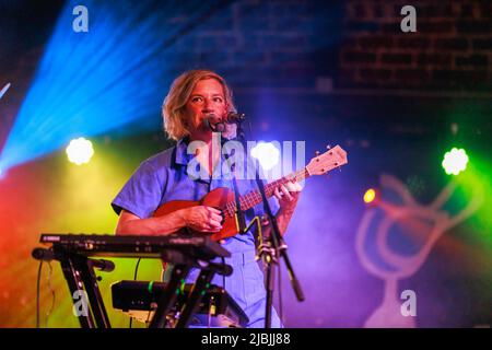 Bloomington, Stati Uniti. 03rd giugno 2022. Merrill Garbus di Tune-yards si esibisce al Bluebird durante il festival Granfalloon. Granfalloon è un festival annuale di arti, musica e borse di studio ispirate dall'autore di Hoosier Kurt Vonnegut, secondo la pagina web degli eventi. Il festival si svolge a Bloomington, Indiana. Credit: SOPA Images Limited/Alamy Live News Foto Stock