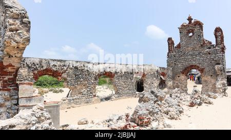 Rovinate mura cadute della Chiesa di Sant'Antonio durante il 1964 Rameswaram Cyclone, Dhanushkodi, Rameswaram, Tamilnadu, India. Foto Stock