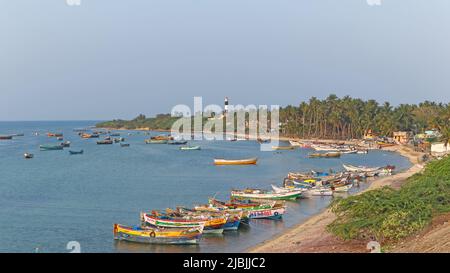 Piccole barche e faro di Pamban sullo sfondo, Rameswaram, Tamilnadu, India. Foto Stock