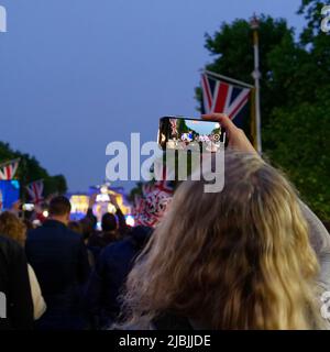 Londra, Grande Londra, Inghilterra, 04 2022 giugno: Concerto Jubilee al Mall. Lady cattura l'evento sul suo cellulare Foto Stock