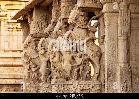 Colonne scolpite di cavalli in stile Dravidiano a Sesharaya mandapa, Sri Ranganatha Swamy Temple, Srirangam, Trichy, Tamilnadu, India. Foto Stock