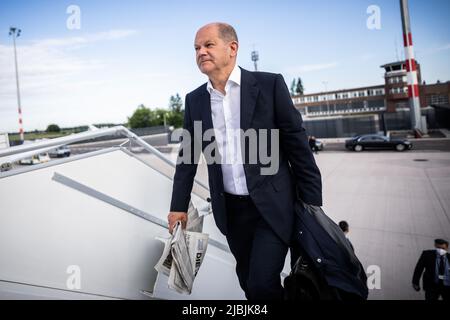 07 giugno 2022, Brandeburgo, Schönefeld: Il cancelliere tedesco OLAF Scholz (SPD), a bordo di un aereo Air Force Special Air Mission Wing all'aeroporto di Berlino per volare in Lituania. Scholz incontrerà i capi di Stato e di governo dei tre stati baltici Lituania, Lettonia ed Estonia nella capitale lituana Vilnius. Visiterà anche gli oltre 1.000 soldati della Bundeswehr di stanza in Lituania. Si tratta della prima visita del Cancelliere negli stati della NATO orientale dall'inizio della guerra. Foto: Michael Kappeler/dpa Foto Stock