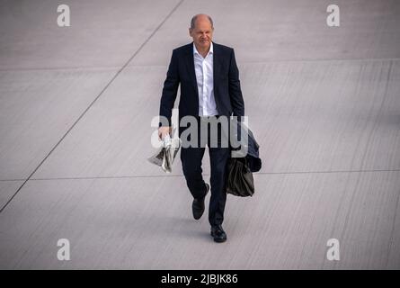 07 giugno 2022, Brandeburgo, Schönefeld: Il cancelliere tedesco OLAF Scholz (SPD), a bordo di un aereo Air Force Special Air Mission Wing all'aeroporto di Berlino per volare in Lituania. Scholz incontrerà i capi di Stato e di governo dei tre stati baltici Lituania, Lettonia ed Estonia nella capitale lituana Vilnius. Visiterà anche gli oltre 1.000 soldati della Bundeswehr di stanza in Lituania. Si tratta della prima visita del Cancelliere negli stati della NATO orientale dall'inizio della guerra. Foto: Michael Kappeler/dpa Foto Stock