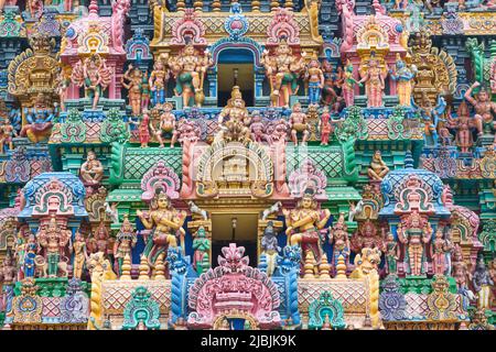 Sculture colorate di Dio Indù e Dea sul Gopuram di Sri Ranganatha Swamy Tempio, Srirangam, Trichy, Tamilnadu, India. Foto Stock