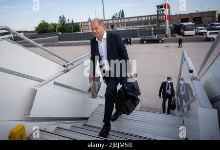 07 giugno 2022, Brandeburgo, Schönefeld: Il cancelliere tedesco OLAF Scholz (SPD), a bordo di un aereo Air Force Special Air Mission Wing all'aeroporto di Berlino per volare in Lituania. Scholz incontrerà i capi di Stato e di governo dei tre stati baltici Lituania, Lettonia ed Estonia nella capitale lituana Vilnius. Visiterà anche gli oltre 1.000 soldati della Bundeswehr di stanza in Lituania. Si tratta della prima visita del Cancelliere negli stati della NATO orientale dall'inizio della guerra. Foto: Michael Kappeler/dpa Foto Stock