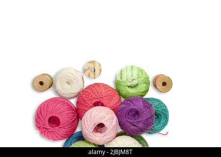Palle di filo di lana con rocchetto di legno con fili su fondo bianco isolato. Concetto di maglieria, cucitura. Spazio di copia Foto Stock