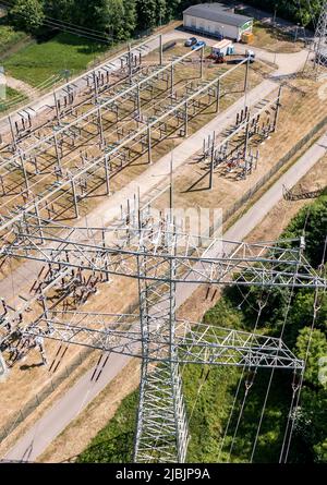 Lipsia, Germania. 03rd giugno 2022. Una sottostazione presso una centrale elettrica del Leipziger Versorgungs- und Verkehrsgesellschaft. (Vista aerea con drone) Credit: Jan Woitas/dpa/Alamy Live News Foto Stock