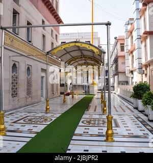 Gurudwara SIS Ganj Sahib è uno dei nove Gurdwara storici nella vecchia Delhi in India, Sheesh Ganj Gurudwara in Chandni Chowk, di fronte al Forte Rosso in O. Foto Stock