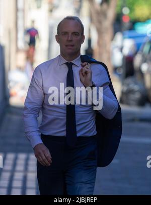 Londra, Inghilterra, Regno Unito. 7th giugno 2022. Il Vice primo Ministro e Segretario di Stato per la Giustizia DOMINIC RAAB si trova a Westminster prima di fare il giro dei media della mattina. (Credit Image: © Tayfun Salci/ZUMA Press Wire) Foto Stock