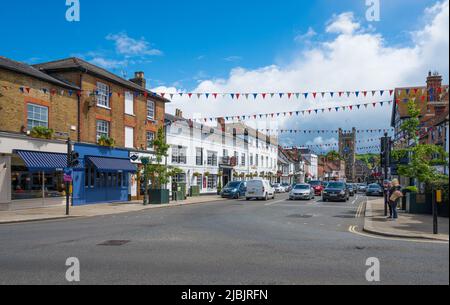 Vista lungo Hart Street verso la chiesa da Bell Street, Duke Street, incrocio Market Place. Henley on Thames, Oxfordshire, Inghilterra, Regno Unito. Foto Stock