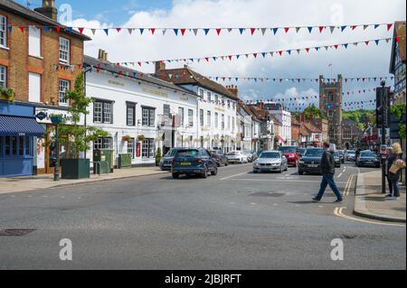 Vista lungo Hart Street verso la chiesa da Bell Street, Duke Street, incrocio Market Place. Henley on Thames, Oxfordshire, Inghilterra, Regno Unito. Foto Stock