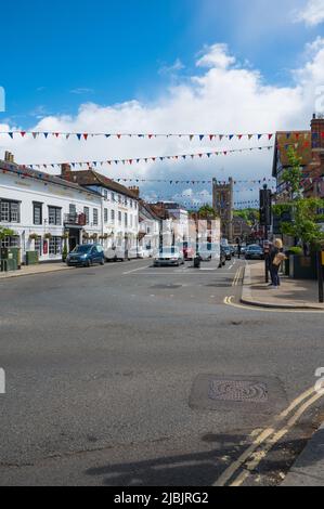 Vista lungo Hart Street verso la chiesa da Bell Street, Duke Street, incrocio Market Place. Henley on Thames, Oxfordshire, Inghilterra, Regno Unito. Foto Stock