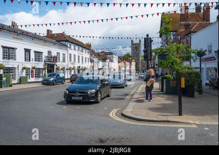 Vista lungo Hart Street verso la chiesa da Bell Street, Duke Street, incrocio Market Place. Henley on Thames, Oxfordshire, Inghilterra, Regno Unito. Foto Stock