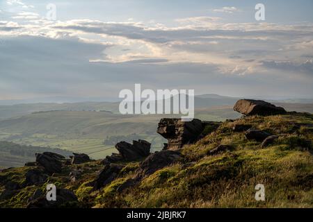 Una suggestiva vista al tramonto di un paesaggio rurale al Roaches, Staffordshire nel Peak District National Park, Regno Unito. Foto Stock