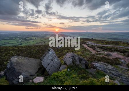 Una suggestiva vista al tramonto di un paesaggio rurale al Roaches, Staffordshire nel Peak District National Park, Regno Unito. Foto Stock