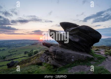 Una suggestiva vista al tramonto di un paesaggio rurale al Roaches, Staffordshire nel Peak District National Park, Regno Unito. Foto Stock