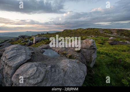 Una suggestiva vista al tramonto di un paesaggio rurale al Roaches, Staffordshire nel Peak District National Park, Regno Unito. Foto Stock