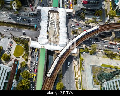 Vista aerea del Ponte Chong Nonsi Skywalk a Sathorn, quartiere degli affari, Bangkok, Thailandia Foto Stock