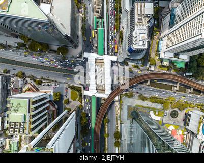 Vista aerea del Ponte Chong Nonsi Skywalk a Sathorn, quartiere degli affari, Bangkok, Thailandia Foto Stock