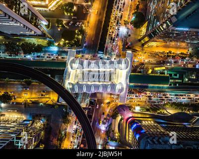 Vista aerea del Ponte Chong Nonsi Skywalk a Sathorn, quartiere degli affari, Bangkok, Thailandia Foto Stock