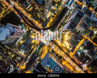 Vista aerea del Ponte Chong Nonsi Skywalk a Sathorn, quartiere degli affari, Bangkok, Thailandia Foto Stock