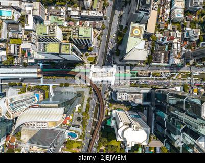 Vista aerea del Ponte Chong Nonsi Skywalk a Sathorn, quartiere degli affari, Bangkok, Thailandia Foto Stock