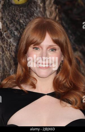 Hollywood, Stati Uniti. 06th giugno 2022. Bryce Dallas Howard 06/06/2022 The World Premiere of 'Jurassic World Dominion' at the TCL Chinese Theatre in Hollywood, CA Photo by Izumi Hasegawa/Hollywood News Wire Inc. Credit: Hollywood News Wire Inc./Alamy Live News Foto Stock