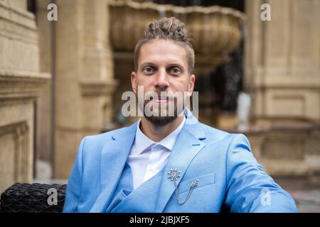 Ritratto di un giovane uomo nel suo 20s - 30s con un aspetto hipster in un abito da lavoro Foto Stock