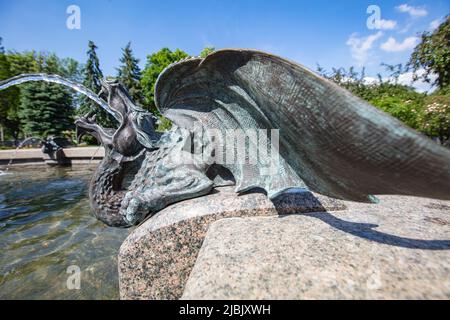 Kiev, Ucraina - 1 giugno 2022: Fontana con una scultura di Arcangelo Michele nel parco Volodymyr Hill a Kiev, Ucraina Foto Stock