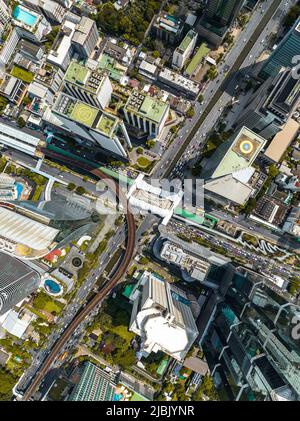 Vista aerea del Ponte Chong Nonsi Skywalk a Sathorn, quartiere degli affari, Bangkok, Thailandia Foto Stock