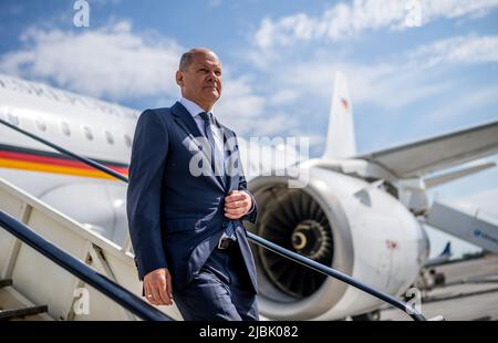 Vilnius, Lituania. 07th giugno 2022. Il cancelliere tedesco OLAF Scholz (SPD), decolla un aereo Air Force Special Air Mission Wing all'aeroporto di Vilnius. Scholz incontrerà i capi di Stato e di governo dei tre stati baltici Lituania, Lettonia ed Estonia nella capitale lituana Vilnius. Visiterà anche gli oltre 1.000 soldati della Bundeswehr di stanza in Lituania. Si tratta della prima visita del Cancelliere negli stati della NATO orientale dall'inizio della guerra. Credit: Michael Kappeler/dpa/Alamy Live News Foto Stock