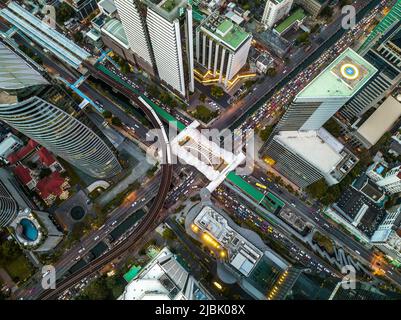 Vista aerea del Ponte Chong Nonsi Skywalk a Sathorn, quartiere degli affari, Bangkok, Thailandia Foto Stock